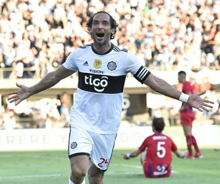 Celebración de Roque Santa Cruz, la tarde que le hizo cuatro goles a Cerro Porteño.