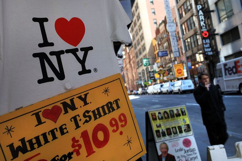 Una remera con el logo "I Love New York" en una tienda de Times Square.