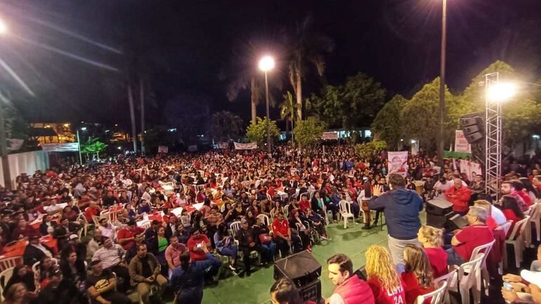 Acto de encuentro de jóvenes del movimiento Honor Colorado por la primavera en Villarrica.