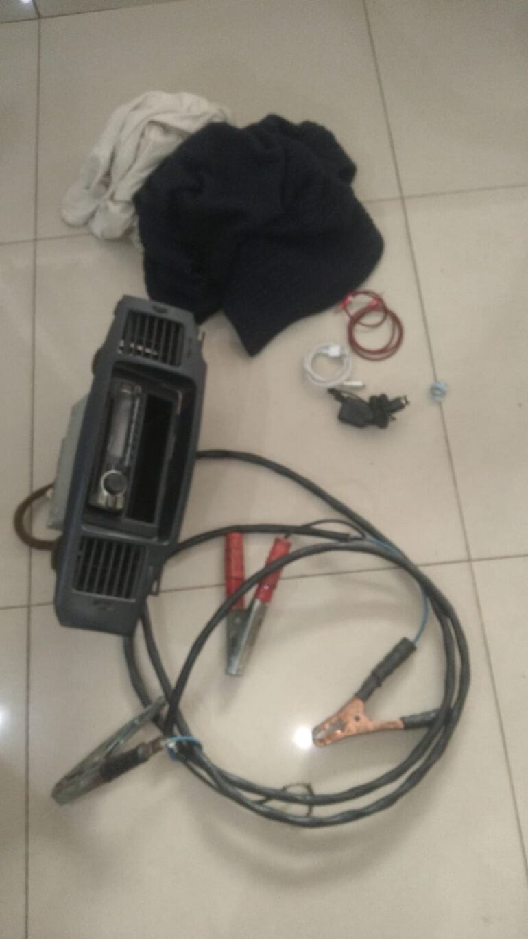 El autoradio, el cable para acople y otros artículos que fueron recuperados.