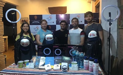 Integrantes de San Ignacio Filma posan con los premios recibidos por la victoria de “Vacuna”.