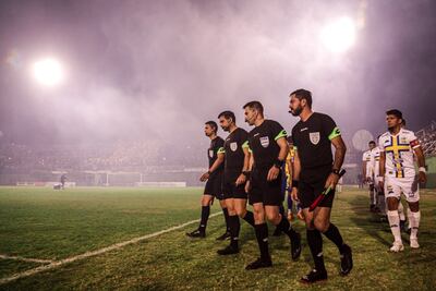 Los árbitros y los jugadores de Sportivo Luqueño y Sportivo Trinidense a punto de ingresar al campo de juego del Feliciano Cáceres.