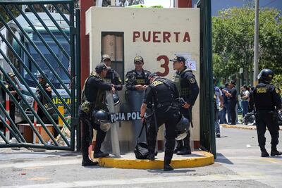 Integrantes de la Policía Nacional de Perú (PNP) vigilan en una entrada del campus de la Universidad Nacional Mayor de San Marcos (UNMSM) hoy, en Lima (Perú). Numerosos agentes de la PNP ingresaron la mañana de este sábado a la Universidad Nacional Mayor de San Marcos de Lima para desalojar el campus, donde desde hacía varios días acampaban cientos de manifestantes venidos de diversas partes de Perú para participar en las protestas antigubernamentales.