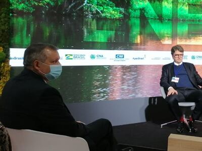 De perfil, el ministro de Agricultura y Ganadería de nuestro país, Ing. Santiago Bertoni, durante la ponencia de empresario Erasmo Battistela, en el foro climático mundial de la ONU, en Glasgow, Escocia.