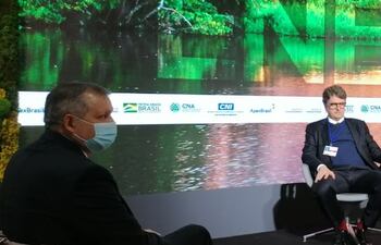 De perfil, el ministro de Agricultura y Ganadería de nuestro país, Ing. Santiago Bertoni, durante la ponencia de empresario Erasmo Battistela, en el foro climático mundial de la ONU, en Glasgow, Escocia.