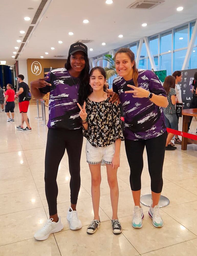 Shay Murphy (37) y Pao Ferrari (36) en la entrega de kits del Campus PF5 de básquet.