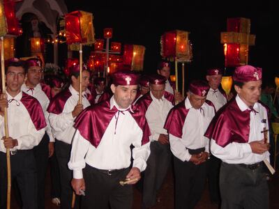 Los estacioneros quienes acompañan a la Virgen de los Dolores en la procesión del Viernes Santo en Tañarandy, cumplen una función contamplativa y espiritual.