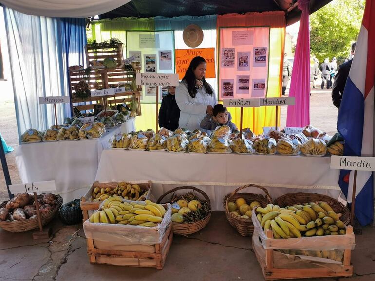 En el Stand de alimentos, se pueden encontrar frutas, mandiocas y mucho más.