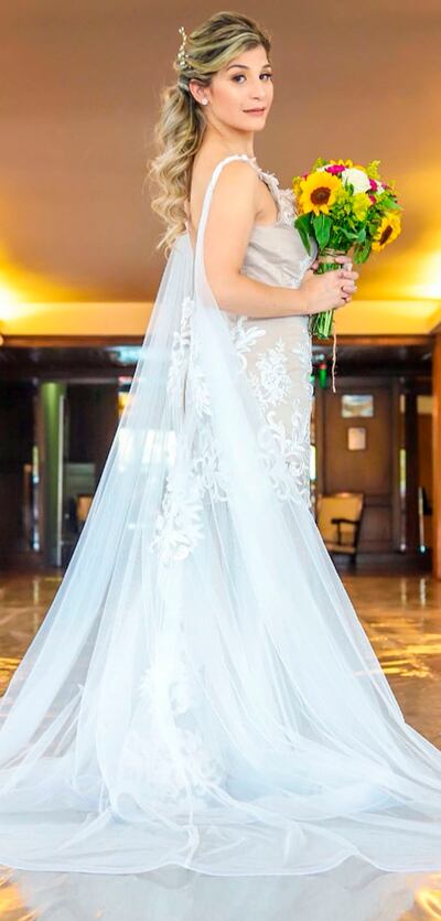 El vestido de Lourdes fue diseñado y confeccionado por Elodia Cárdenas.