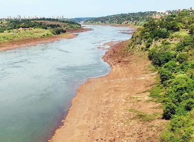 Situación actual del Paraná, una vez más con fuerte bajante.