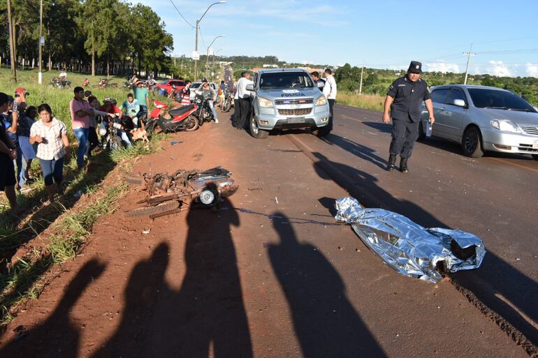 Policía verifica la zona del accidente fatal.