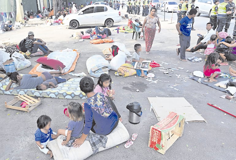 Los niños indígenas duermen en pleno asfalto, frente a la Unidad Militar donde está las oficinas del INDI, sobre Artigas.