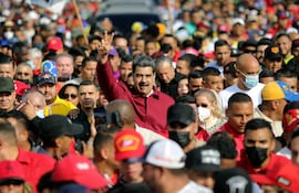 Nicolás Maduro (centro) es acusado de ser el culpable de la crisis migratoria que atraviesa Venezuela