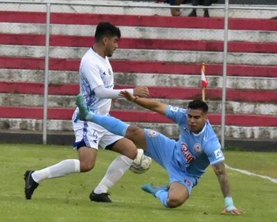 Mencia y Escobar tratan de controlar el balón en el partido que se disputa en los Jardines del Kelito