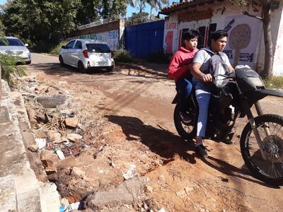 La calle Brasil aún sigue sin ser reparada.