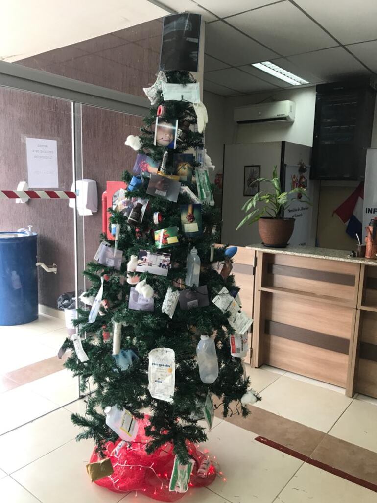 El doctor Jesús Marín armó un arbolito con pirotecnia y fotos de casos para llamar la atención sobre los accidentes con bombas en las Fiestas.