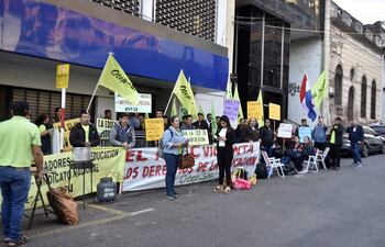 Manifestacion de la Otep SN, esta mañana, frente a la dirección de Talento Humano del MEC.