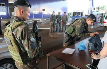 Los militares brasileños están realizando controles minuciosos de personas y vehículos.