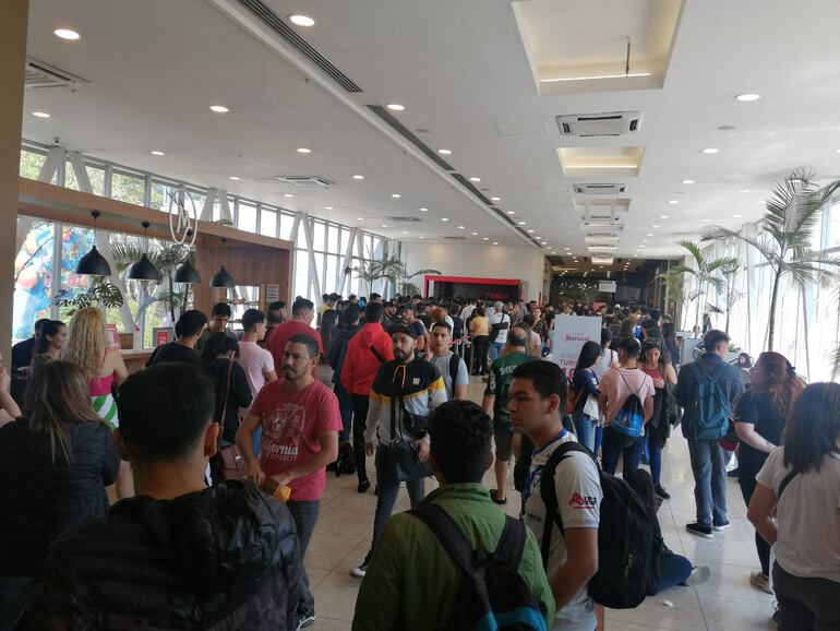 Fila para canjear las entradas al show de Bad Bunny en el Shopping Mariscal