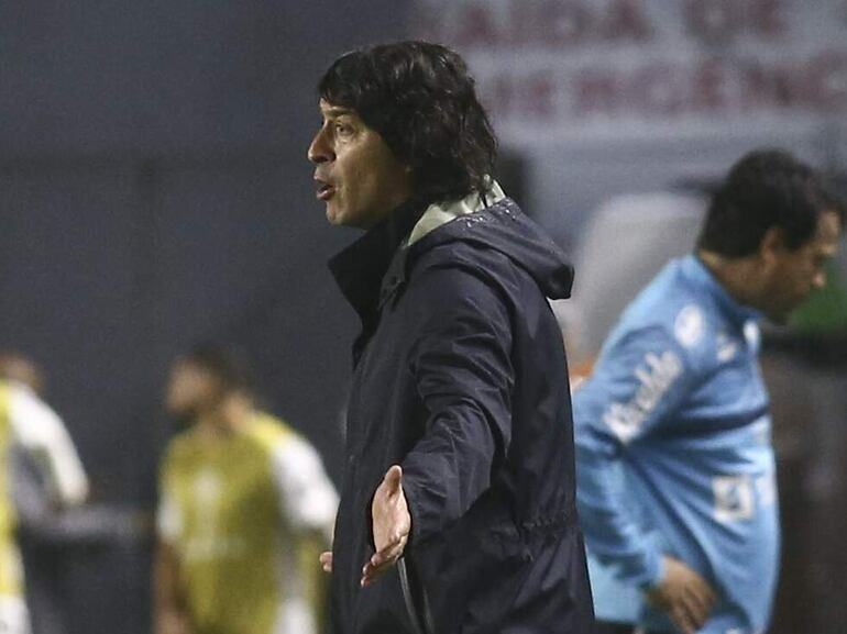 Paraguay's Libertad coach Argentine Daniel Garnero gestures during the Copa Sudamericana quarter-finals first leg football match against Brazil's Santos, at the Urbano Caldeira Stadium in Santos, Brazil, on August 12, 2021. (Photo by CARLA CARNIEL / POOL / AFP)