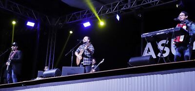 El grupo Tierra Adentro conquistó al público presente en la Serenata a la ciudad de Asunción con un show bien enérgico.