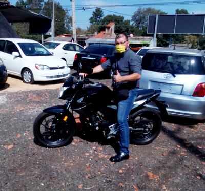 El cuerpo incinerado dentro del rodado sería de Víctor Hugo Florentín, vendedor de una playa de vehículos.