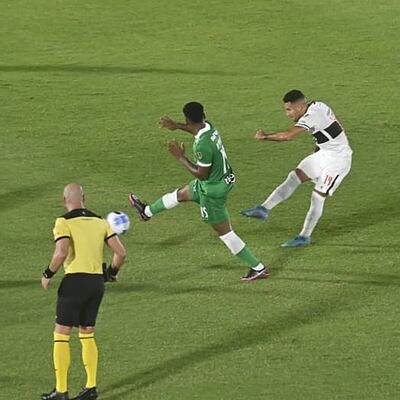 El remate de Fernando Cardozo que se convertirá en el segundo gol tras un desvío en González.