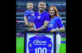 Juan Escobar con Erik Marcelo en brazos y su esposa Zelma Riquelme recibió un homenaje en pleno Estadio Azteca.