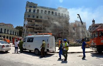 Cuerpos de emergencia trabajan en la zona tras una explosión en Hotel Saratoga, en la capital cubana. Las autoridades de Cuba señalaron que la cifra preliminar de víctimas tras la explosión registrada este viernes en el hotel Saratoga de La Habana es de al menos ocho fallecidos, 13 personas desaparecidas y una treintena de hospitalizados.