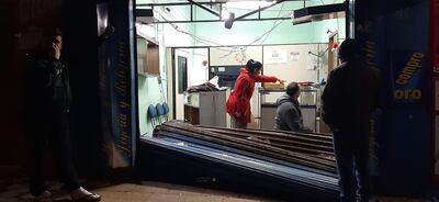 Una joyería fue saqueada ayer por vándalos que formaban parte de la manifestación de repudio al retroceso de fases en cuarentena. Solo allí se estimaron pérdidas en G: 500 millones.