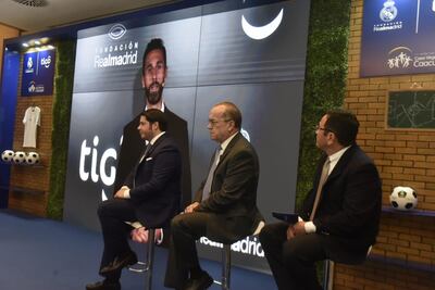 Mateo Figueroa (representante del Embajador del Real Madrid), Carlos Blanco (director General de TIGO Paraguay) y Pedro Samaniego (director de la Asociación CAVICA).