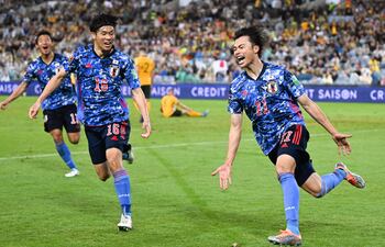 Kaoru Mitoma (d) inicia el festejo de su primer gol, en la victoria 2-0 de Japón ante Australia.