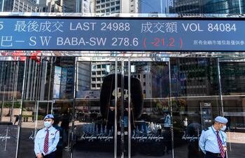 La actividad en la bolsa de Alibaba Group Holding Ltd (BABA-SW) (top C) es desplegada fuera del edificio Exchange Square en Hong Kong.