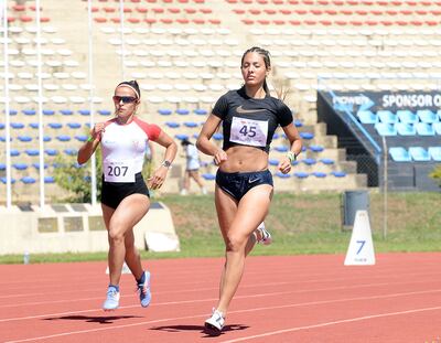 Artiles y  Amarilla, protagonistas de los 800 m, sintieron la ausencia de sus familias en las gradas.