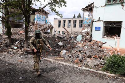 Un soldado ucraniano camina frente a edificios destruidos en la localida de Siversk, en la región de Donetsk.