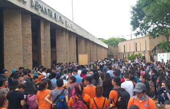 Las casas de estudios corrían el riesgo de cerrar sus puertas por falta de dinero para sostener cada Centro.