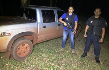 La camioneta fue encontrada en medio de un bosque, al costado de un arroyo.