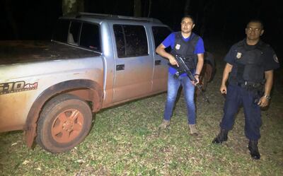 La camioneta fue encontrada en medio de un bosque, al costado de un arroyo.