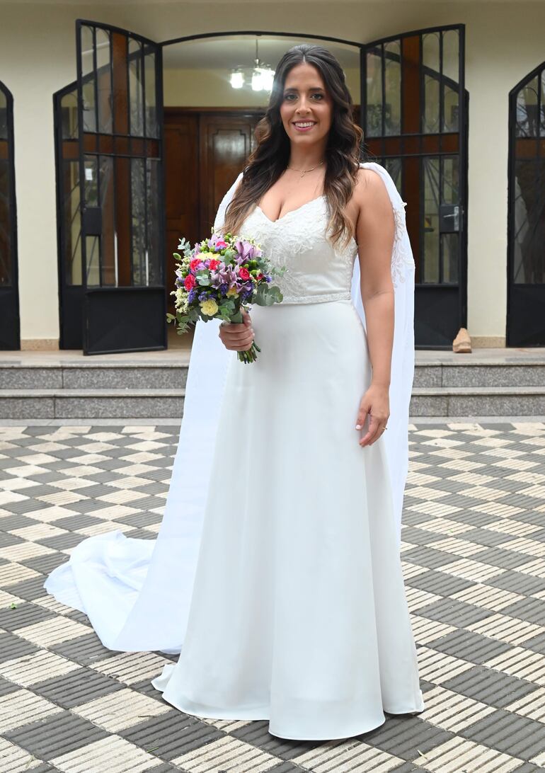 La novia lució hermosa con un vestido de líneas románticas que fue confeccionado por Rebecca Schneiderman. Llevó un tocado hecho por Floreale, que también se encargo del ramo de flores.