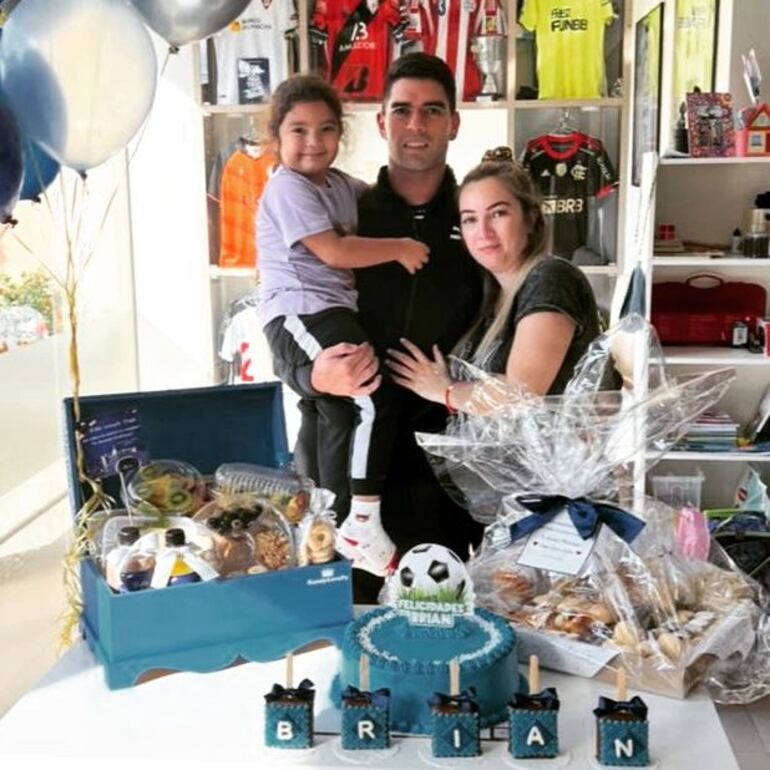 Brian Montenegro junto a su esposa Andreita y su hija Emma. Ahora se agrandó la familia con la llegada de Lucas. (Instagram/Brian Montenegro)