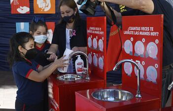 Lavamanos que serán donados por Unilever.