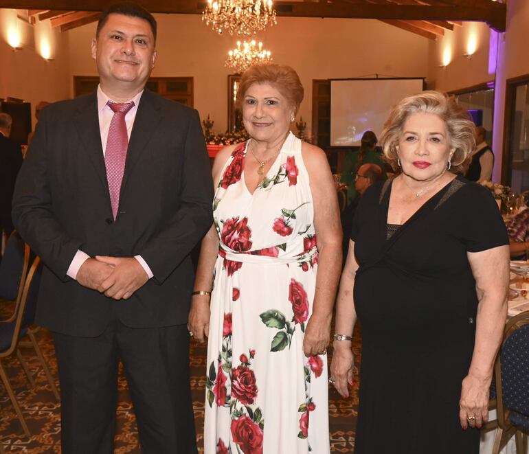 Omar Mendieta, Carmen Salinas de Mendieta y Mirian Rojas.