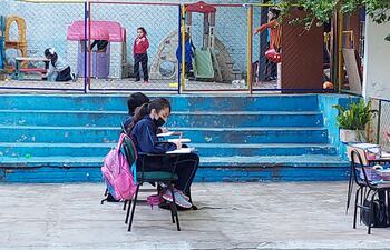 Niños de las escuela subvencionada San José dan clases en el patio por mal estado de aulas.