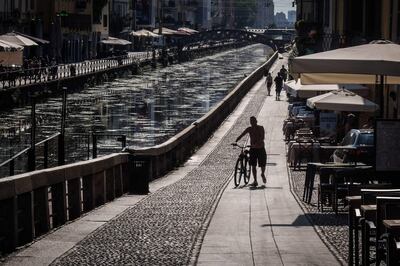 Vista de una semidesierta zona de Navigli, este jueves en Milán.  Italia vive estos días una fuerte ola de calor que se espera llegue a su punto más intenso mañana viernes, con 15 ciudades en alerta roja, lo que implica temperaturas tan altas que pueden ser un factor de riesgo para la salud de la población en general.