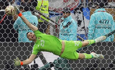 El portero argentino Emiliano Martínez no logra salvar contra Kylian Mbappe de Francia durante la tanda de penaltis de la final de la Copa Mundial de la FIFA 2022 entre Argentina y Francia en el estadio Lusail, Lusail, Qatar, el 18 de diciembre de 2022. Argentina ganó 4-2 en los penaltis.