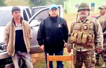 Felipe Escurra en setiembre de 2017, cuando fue "escoltado", por policías y militares hasta su casa, tras ser liberado en forma irregular por el juez Leonjino Benítez.