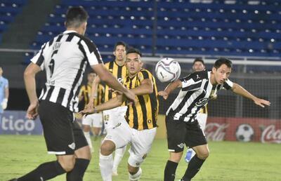 Alfio Oviedo jugó el domingo ante Libertad