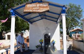Fidelino Quintana aparece sentado frente a la tumba de su fallecido hijo, Rodrigo, en La Colmena.