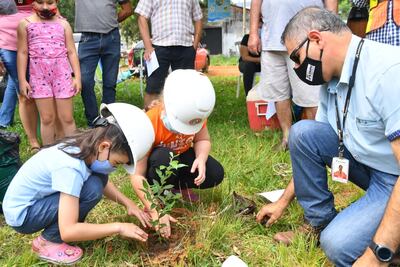 La primera jornada de reforestación se realizó en la plaza del barrio Carolina.