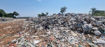 En estas condiciones se encuentra el vertedero de basuras de la ciudad de San Juan Bautista, Misiones, según la denuncia hace ocho meses no se realiza más el relleno sanitario y la fumigación contra los insectos y alimañeras.